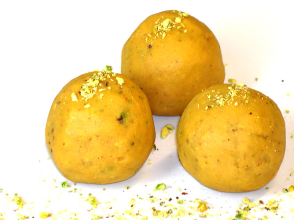 Baisan Ke Laddo recipe at PakiRecipes